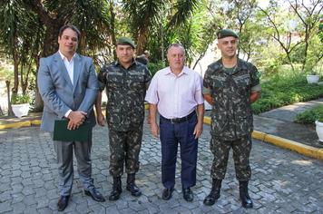 Foto - Entrega do diploma amigo da 4ª CSM