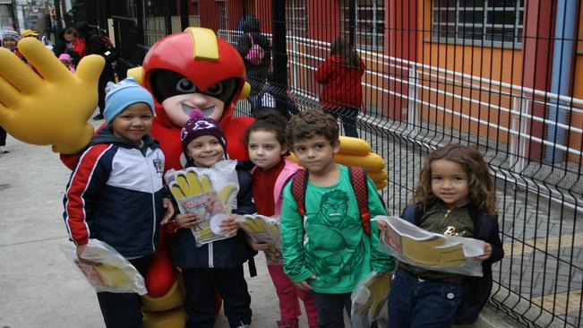 Mister Mão leva Travessia Segura para escolas da região